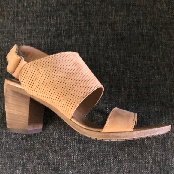 Sophia Milano Italian leather block heel sandal - Picture 2 of 6